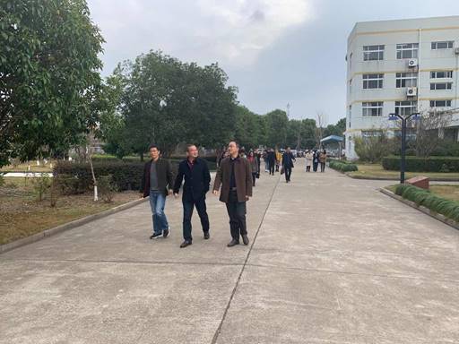 说明: D:\2019学年\学校文件\教研组长外出考察学习活动\1522369725_10470623432_IMG_2730.JPG